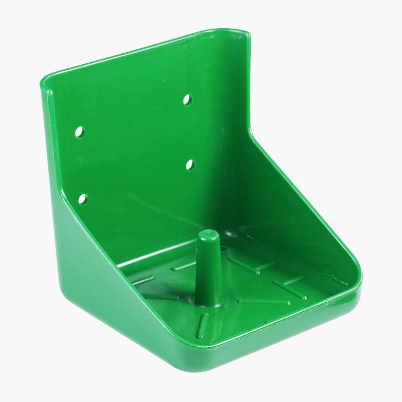 Plast av høy kvalitet. For 10-15 kilos salt- eller mineralstein. Kan skrus fast i boksen/spiltauet eller spennes fast rundt / festes oppå en stolpe.