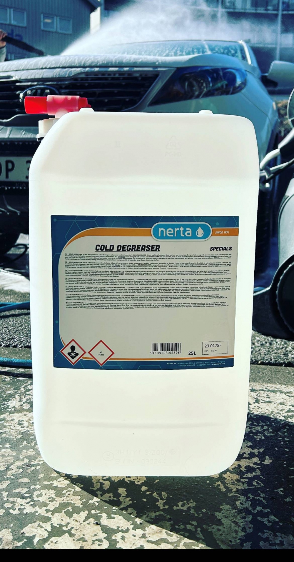 NERTA COLD DEGREASER er et emulgerende hydrokarbon-basert løsemiddelrengjøringsmiddel.